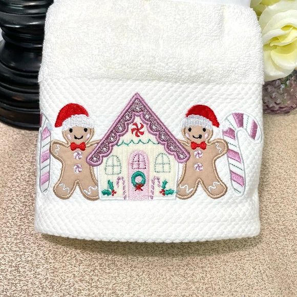 NWT Set of 2 GINGERBREAD MAN/ CANDY CANE/ GINGERBREADHOUSE Bathroom Hand Towels - Picture 6 of 7